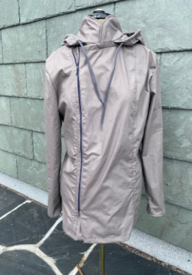 Jacka med krage och luva